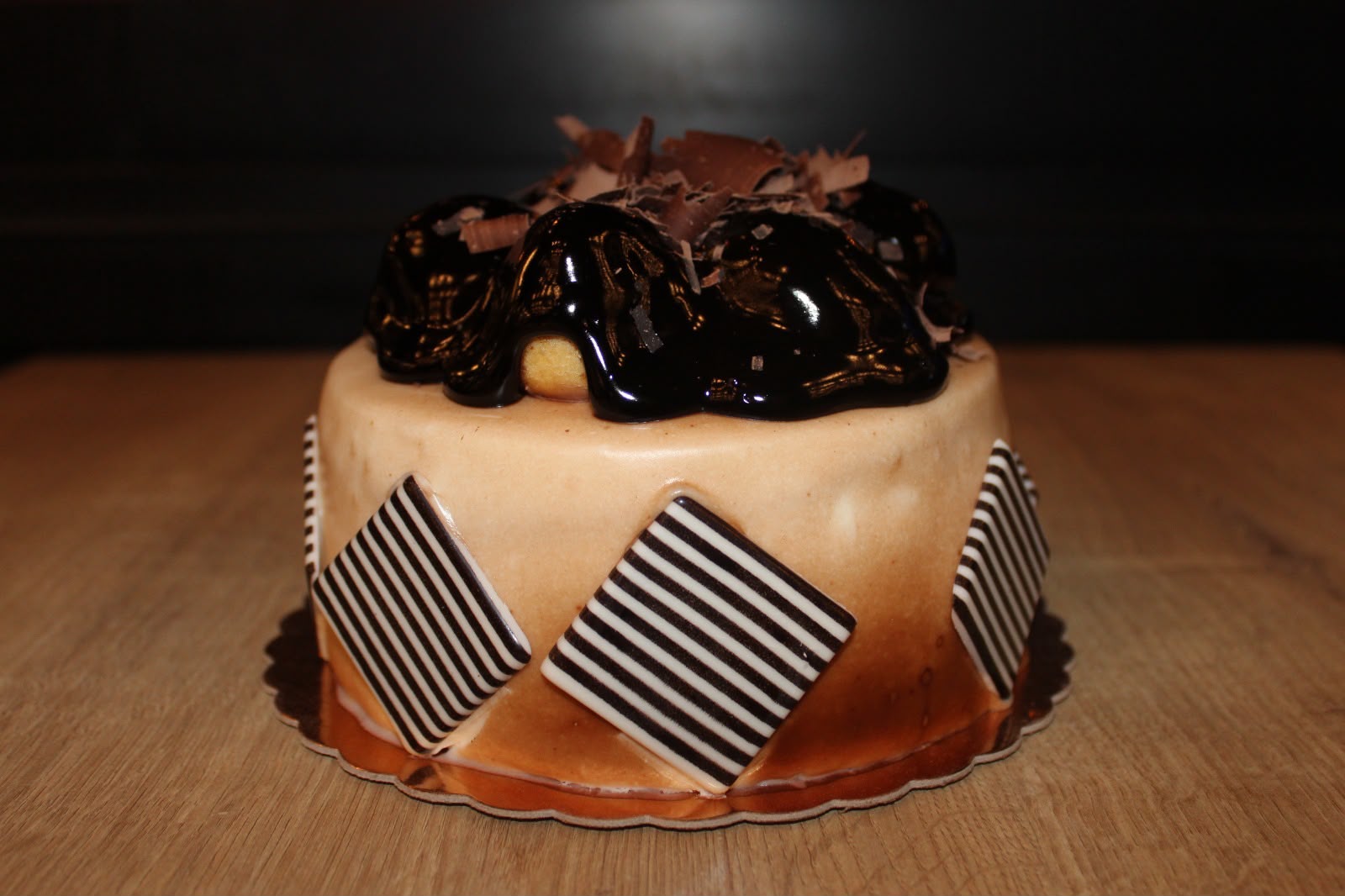 Profiterollü çikolatalı pasta